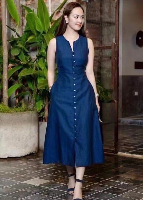 Slim fit waist cinching solid color sleeveless mid length dress